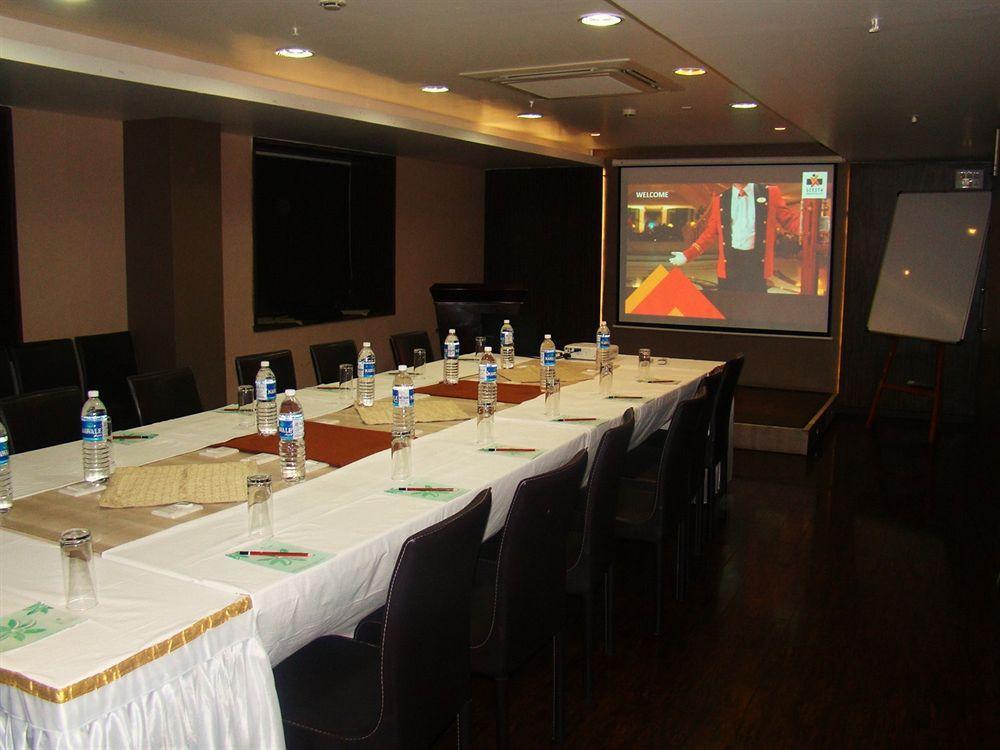 Hotel Lxia Hinjewadi - Indian Nationals Only Pimpri-Chinchwad 外观 照片