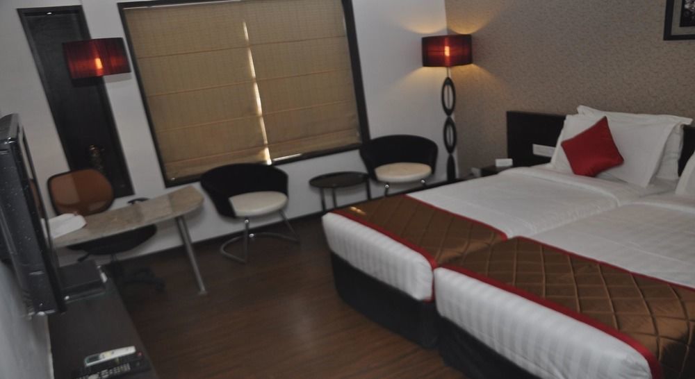 Hotel Lxia Hinjewadi - Indian Nationals Only Pimpri-Chinchwad 外观 照片